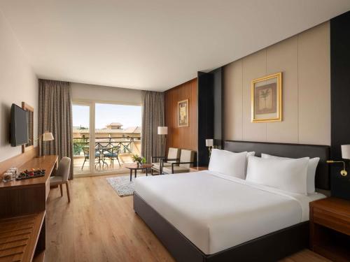 Habitación Executive con vistas a la piscina y al jardín - 1 cama extragrande del hotel Movenpick Cairo Media City. Foto 6