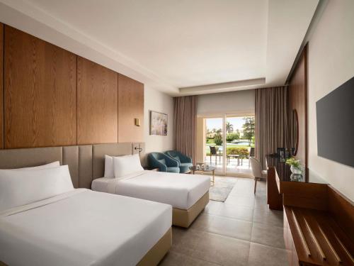 Habitación Doble Premier con vistas a la piscina - 2 camas del hotel Movenpick Cairo Media City. Foto 4
