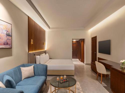 Habitación Premier con cama extragrande y vistas a la piscina del hotel Movenpick Cairo Media City. Foto 5