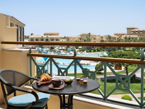 Executive Suite Pool & Garden View del hotel Movenpick Cairo Media City. Foto 6