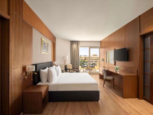 Executive Suite Pool & Garden View del hotel Movenpick Cairo Media City. Foto 8