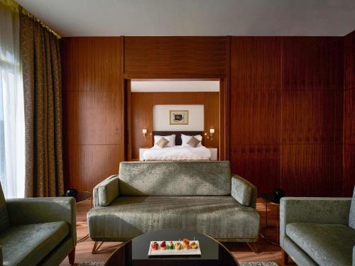 Suite Presidencial con vistas a la piscina del hotel Movenpick Cairo Media City. Foto 6