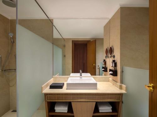 Habitación Executive con cama extragrande del hotel Movenpick Cairo Media City. Foto 3