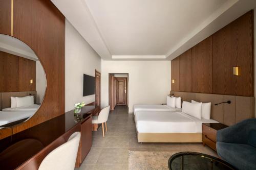 Habitación Premier con 2 camas individuales del hotel Movenpick Cairo Media City. Foto 10
