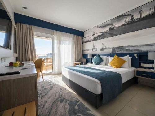 Habitación Estándar con 1 cama doble, lado jardín del hotel Mercure Ismailia Forsan Island. Foto 1