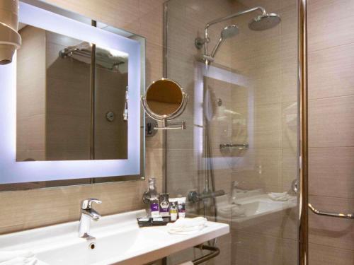 Habitación Estándar con 2 camas individuales, lado lago del hotel Mercure Ismailia Forsan Island. Foto 2