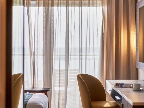 Habitación Estándar con 2 camas individuales, lado lago del hotel Mercure Ismailia Forsan Island. Foto 3