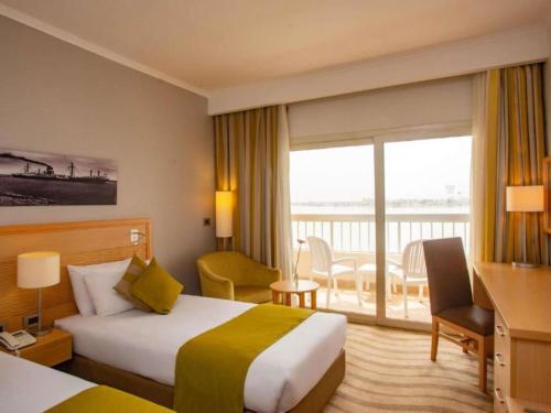 Habitación Estándar con 2 camas individuales, lado lago del hotel Mercure Ismailia Forsan Island. Foto 5