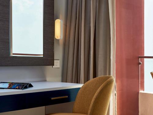 Habitación Estándar con 2 camas individuales, lado lago del hotel Mercure Ismailia Forsan Island. Foto 7