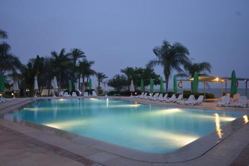 Habitación Estándar con 1 cama doble, lado lago del hotel Mercure Ismailia Forsan Island. Foto 1