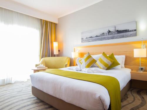 Habitación Estándar con 1 cama doble, lado lago del hotel Mercure Ismailia Forsan Island. Foto 2