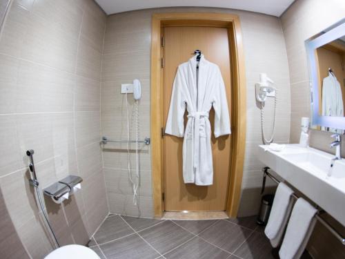 Habitación Estándar con 1 cama doble, lado lago del hotel Mercure Ismailia Forsan Island. Foto 3