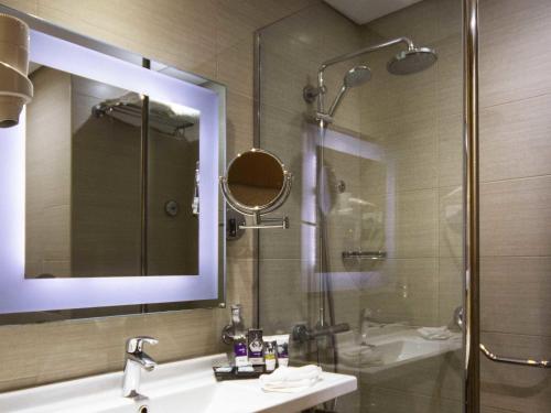 Habitación Estándar con 1 cama doble, lado lago del hotel Mercure Ismailia Forsan Island. Foto 4