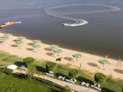 Suite Junior con 1 cama doble, vistas al lago del hotel Mercure Ismailia Forsan Island. Foto 8