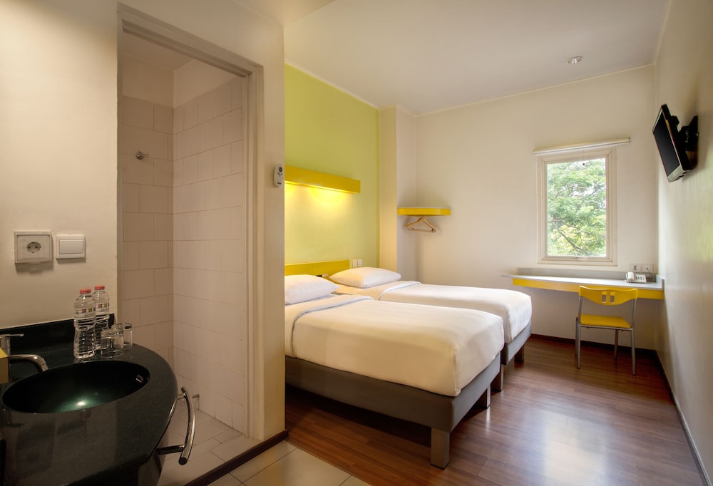 2 camas individuales del hotel Ibis Budget Jakarta Cikini. Foto 1