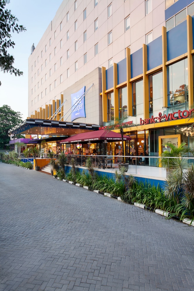 2 camas individuales del hotel Ibis Budget Jakarta Cikini. Foto 4