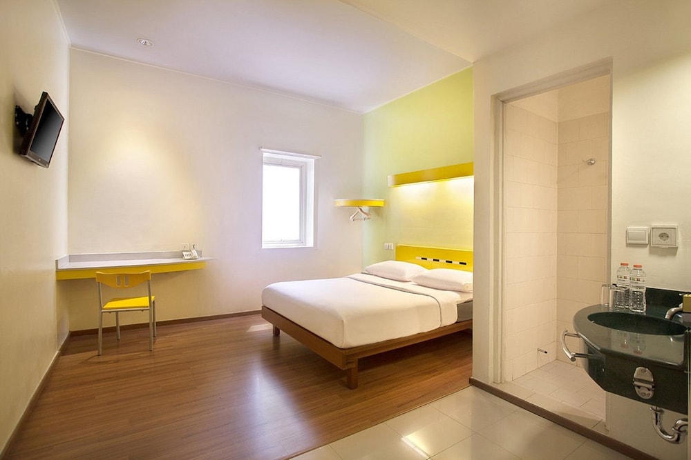 1 cama queen del hotel Ibis Budget Jakarta Menteng. Foto 1