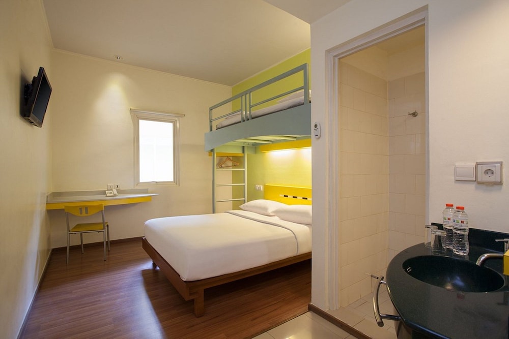 1 Cama Queen y 1 Cama Individual Apilable del hotel Ibis Budget Jakarta Menteng. Foto 1