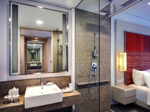 Grand Deluxe con 1 Cama Doble del hotel Grand Mercure Jakarta Harmoni. Foto 1