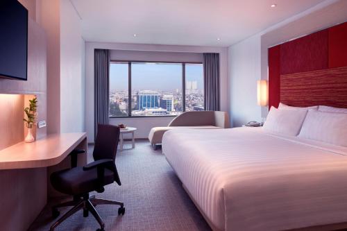 Grand Deluxe con 1 Cama Doble del hotel Grand Mercure Jakarta Harmoni. Foto 2