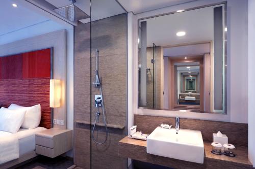 Grand Deluxe con 1 Cama Doble del hotel Grand Mercure Jakarta Harmoni. Foto 3