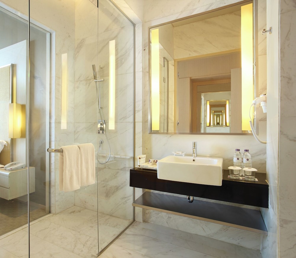 Habitación superior con 2 camas individuales del hotel Grand Mercure Jakarta Harmoni. Foto 3