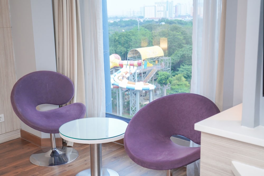 Suite Pelangi, Vista al Parque - 1 Cama King Size del hotel Mercure Convention Center Ancol. Foto 5
