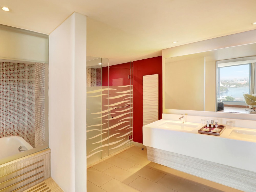 Suite Pelangi, Vista al Parque - 1 Cama King Size del hotel Mercure Convention Center Ancol. Foto 6