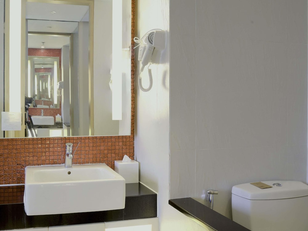 HABITACIÓN SUPERIOR, 1 Cama King del hotel Mercure Jakarta Simatupang. Foto 4