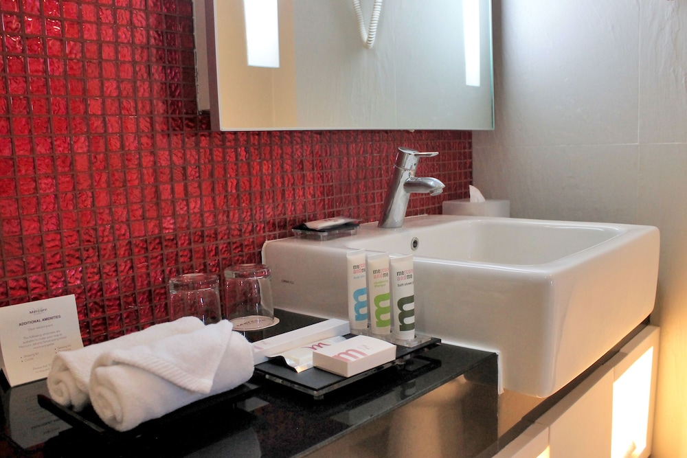HABITACIÓN SUPERIOR, 1 Cama King del hotel Mercure Jakarta Simatupang. Foto 20