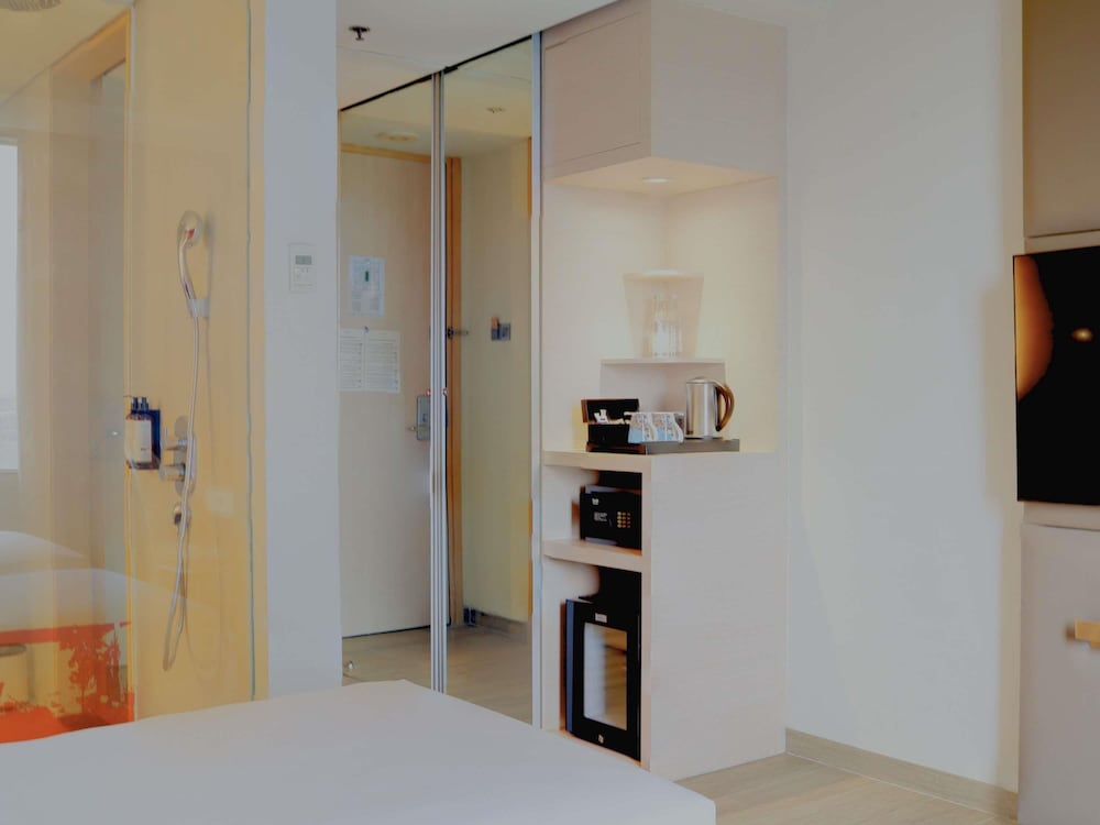 Habitación superior con 2 camas individuales del hotel Mercure Jakarta Simatupang. Foto 8