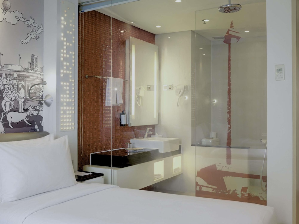 Habitación superior con 2 camas individuales del hotel Mercure Jakarta Simatupang. Foto 9