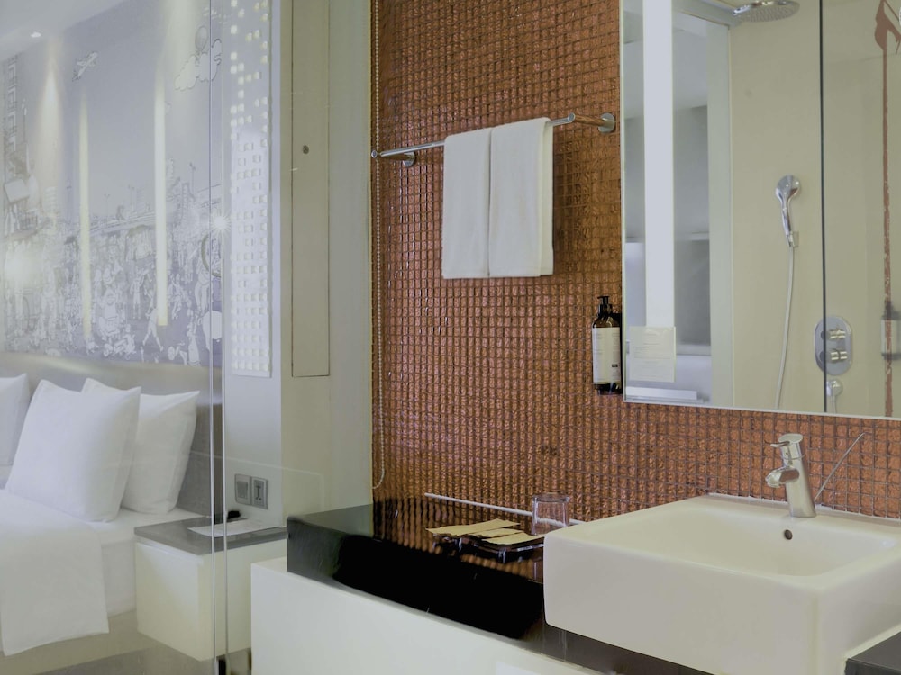 Habitación superior con 2 camas individuales del hotel Mercure Jakarta Simatupang. Foto 10