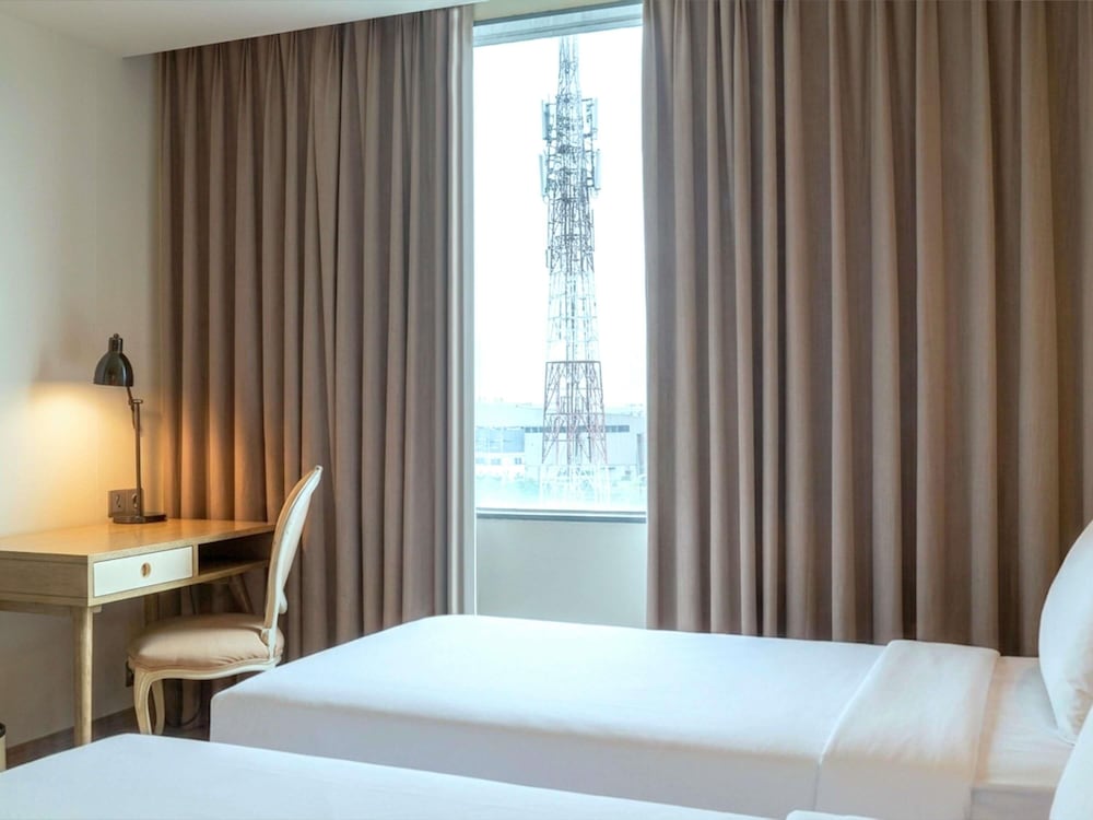 Habitación superior con 2 camas individuales del hotel Mercure Jakarta Simatupang. Foto 11