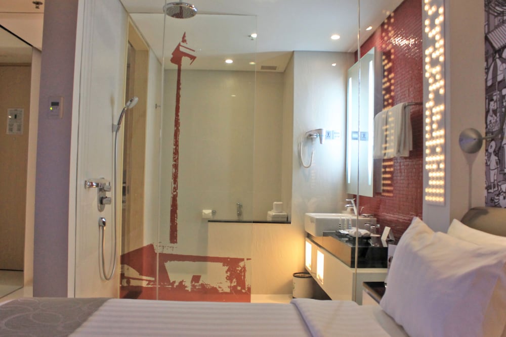 Habitación superior con 2 camas individuales del hotel Mercure Jakarta Simatupang. Foto 21