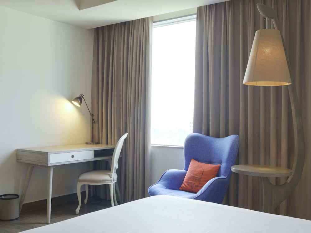 Habitación Privilege con 1 Cama King del hotel Mercure Jakarta Simatupang. Foto 6