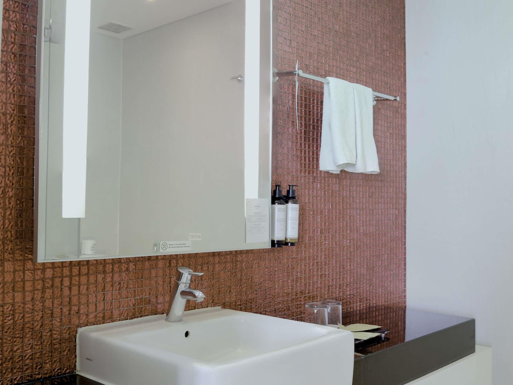 Habitación Privilege con 1 Cama King del hotel Mercure Jakarta Simatupang. Foto 9