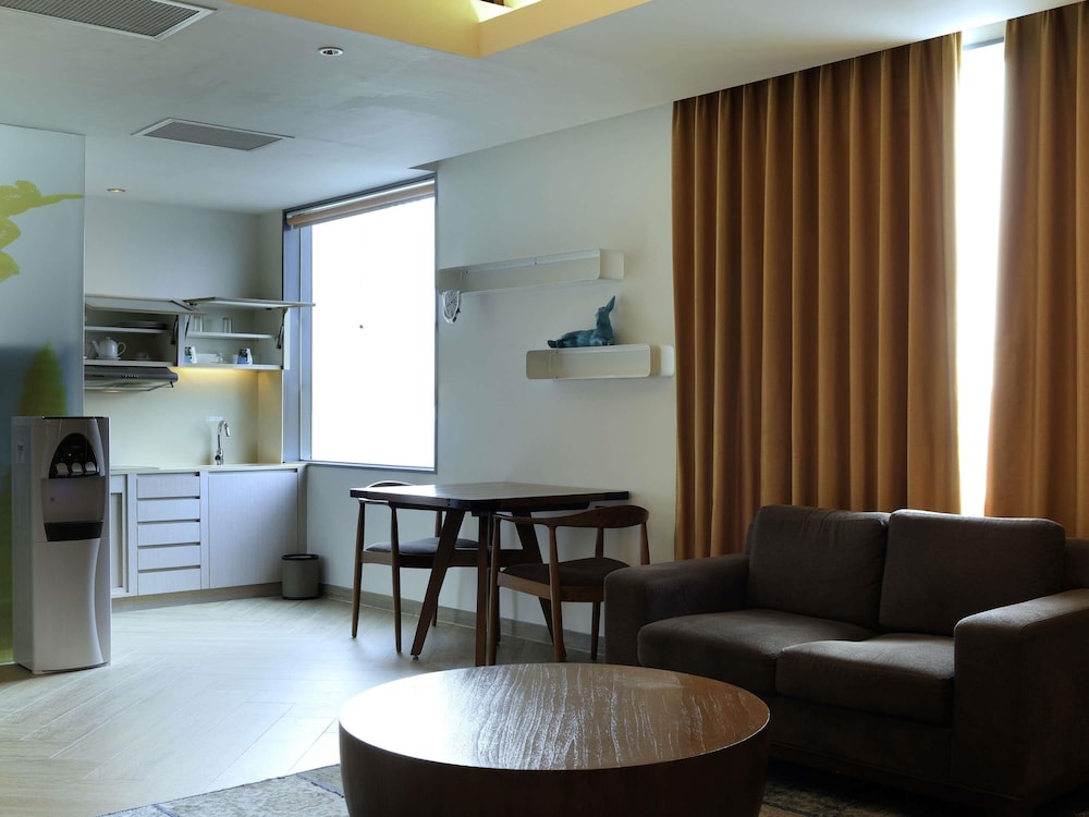 Suite con 1 Cama King del hotel Mercure Jakarta Simatupang. Foto 2