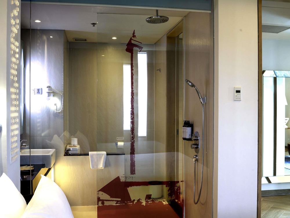 Habitación superior con 2 camas individuales del hotel Mercure Jakarta Simatupang. Foto 25