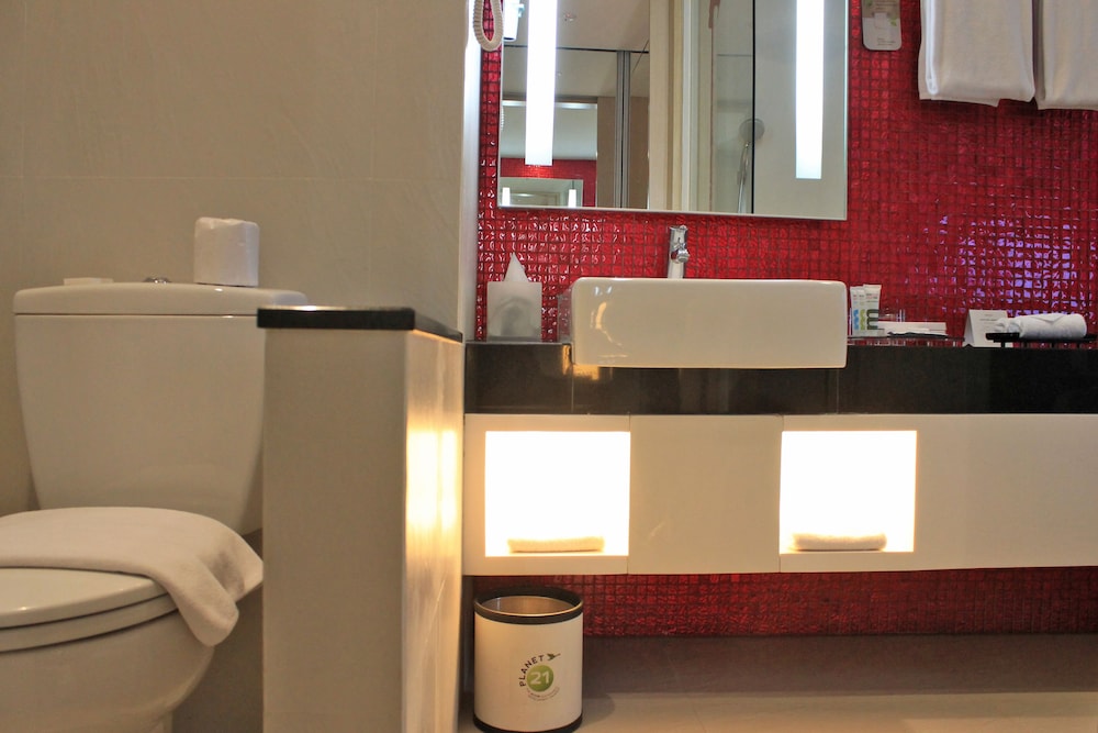 Estándar con 1 cama King del hotel Mercure Jakarta Simatupang. Foto 15