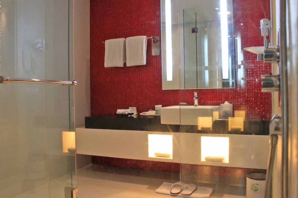 Estándar con 1 cama King del hotel Mercure Jakarta Simatupang. Foto 19