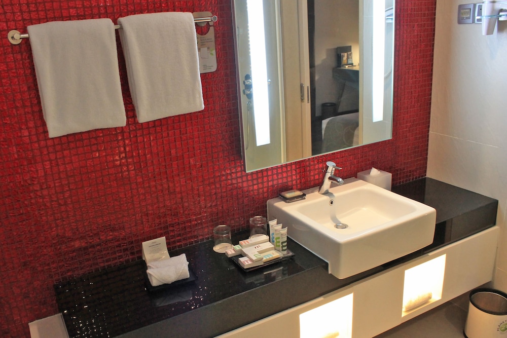 Estándar con 1 cama King del hotel Mercure Jakarta Simatupang. Foto 20