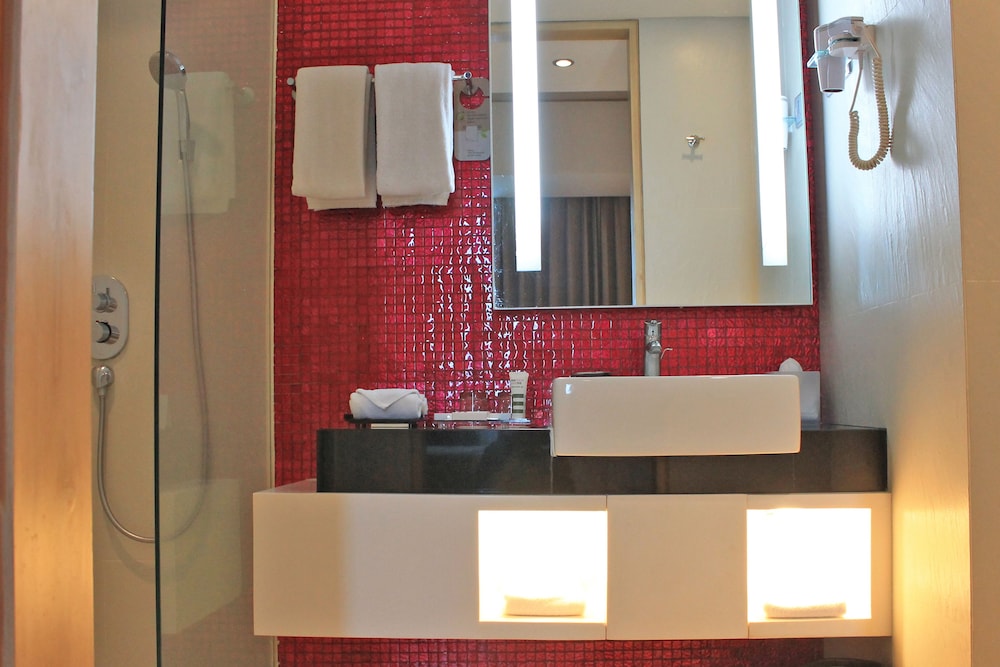 Estándar con 1 cama King del hotel Mercure Jakarta Simatupang. Foto 22
