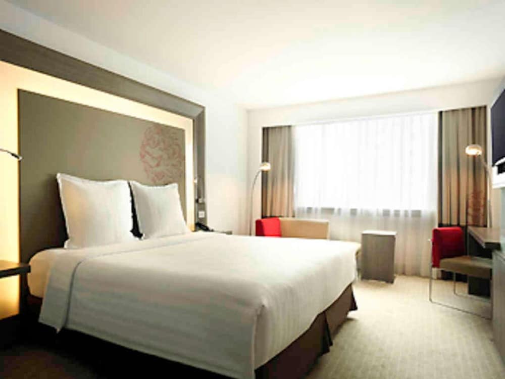 Habitación superior con 2 camas individuales del hotel Novotel Jakarta Gajah Mada. Foto 1