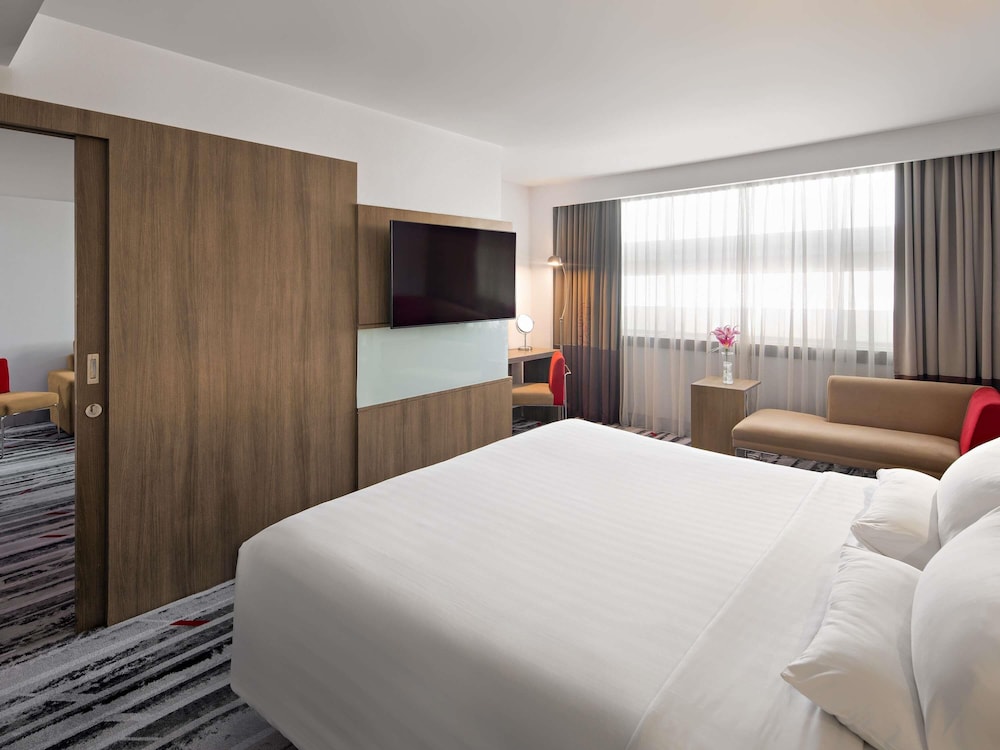 Suite Superior con 1 Cama King del hotel Novotel Jakarta Gajah Mada. Foto 1