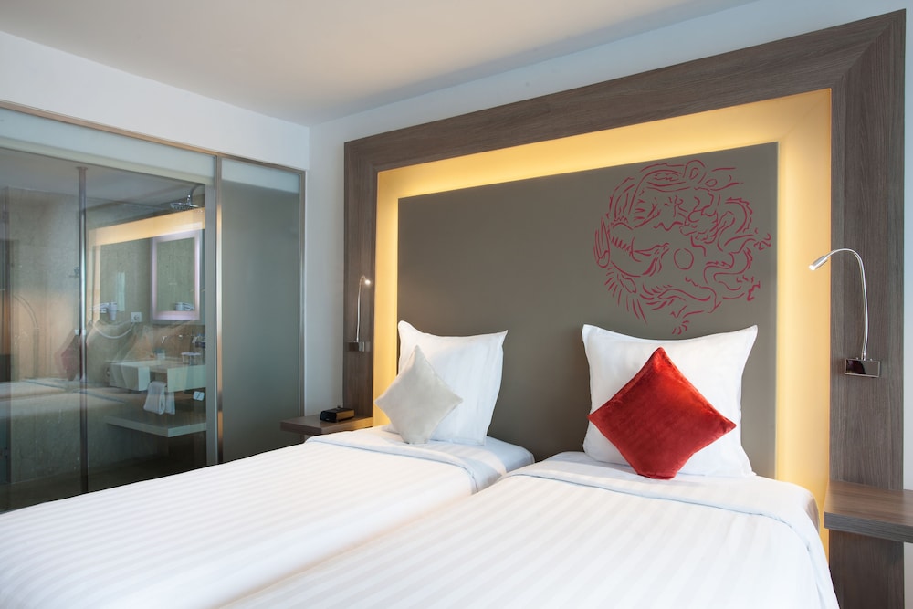 Habitación superior con 2 camas individuales del hotel Novotel Jakarta Gajah Mada. Foto 3