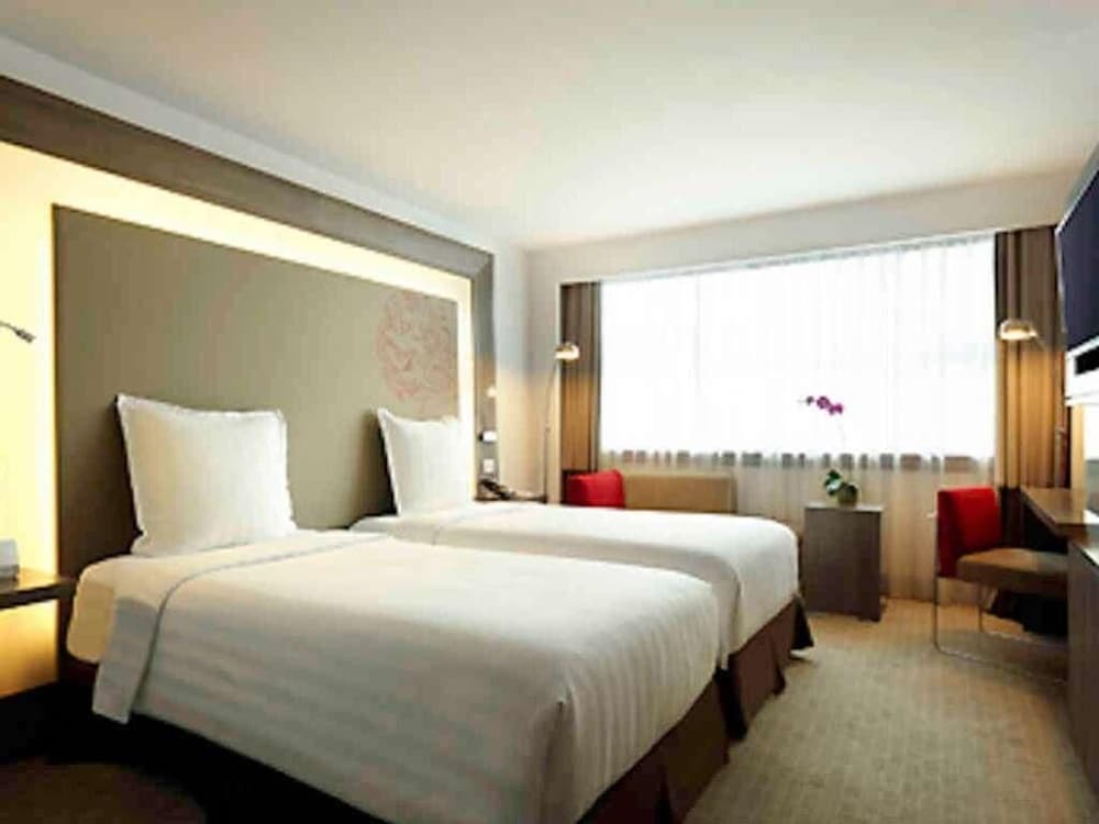 Habitación superior con 2 camas individuales del hotel Novotel Jakarta Gajah Mada. Foto 4