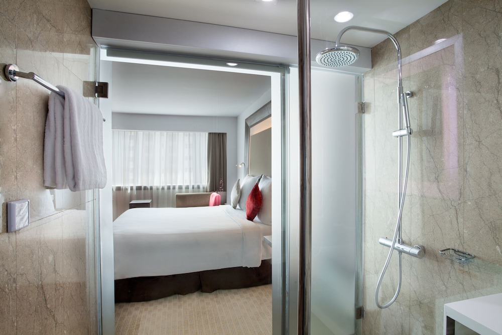 Habitación Premier en Piso Ejecutivo con 1 Cama King del hotel Novotel Jakarta Gajah Mada. Foto 1