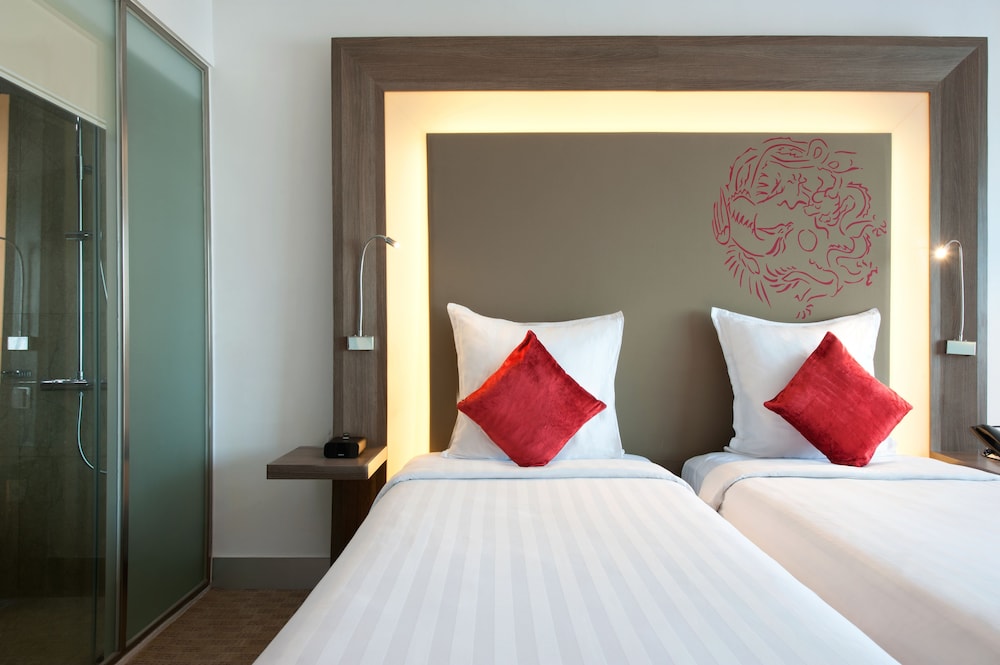 Habitación Premier en Piso Ejecutivo con 2 Camas Individuales del hotel Novotel Jakarta Gajah Mada. Foto 1