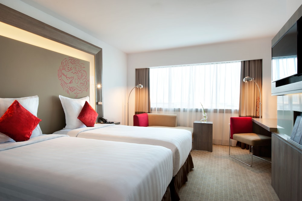Habitación Premier en Piso Ejecutivo con 2 Camas Individuales del hotel Novotel Jakarta Gajah Mada. Foto 2